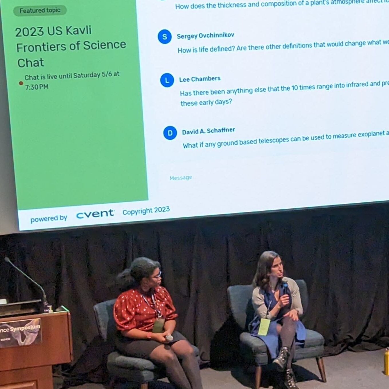 chat-uskfos2023 A diverse group of individuals seated on chairs in front of a screen, engaged in a presentation.